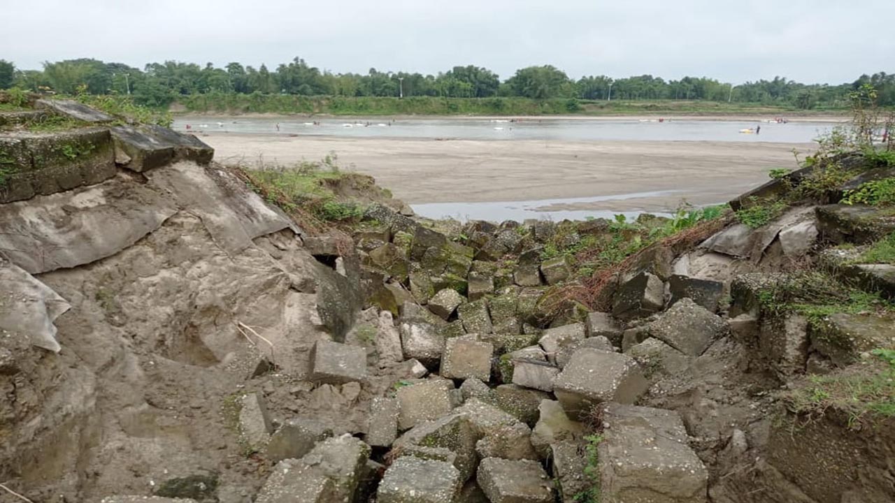 তেঁতুলিয়ার মহানন্দায় ৫ কিমি এলাকায় পাথর উত্তোলণ বন্ধ শ্রমিক ও ব্যবসায়ীদের চালু রাখার দাবী